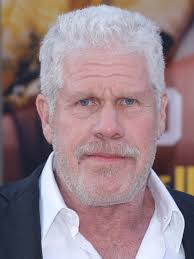 Ron Perlman:Eric nevelő apja